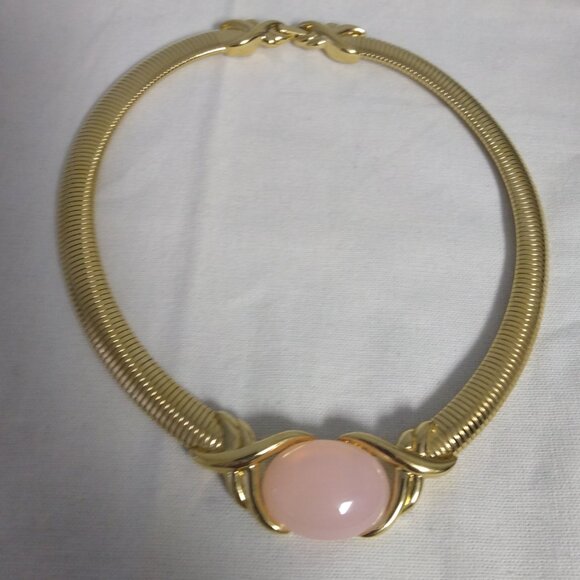 ❤️Vintage TRIFARI Gold & Pink  Cabachon Collar Choker Style Omega Chain Necklace - Picture 1 of 6